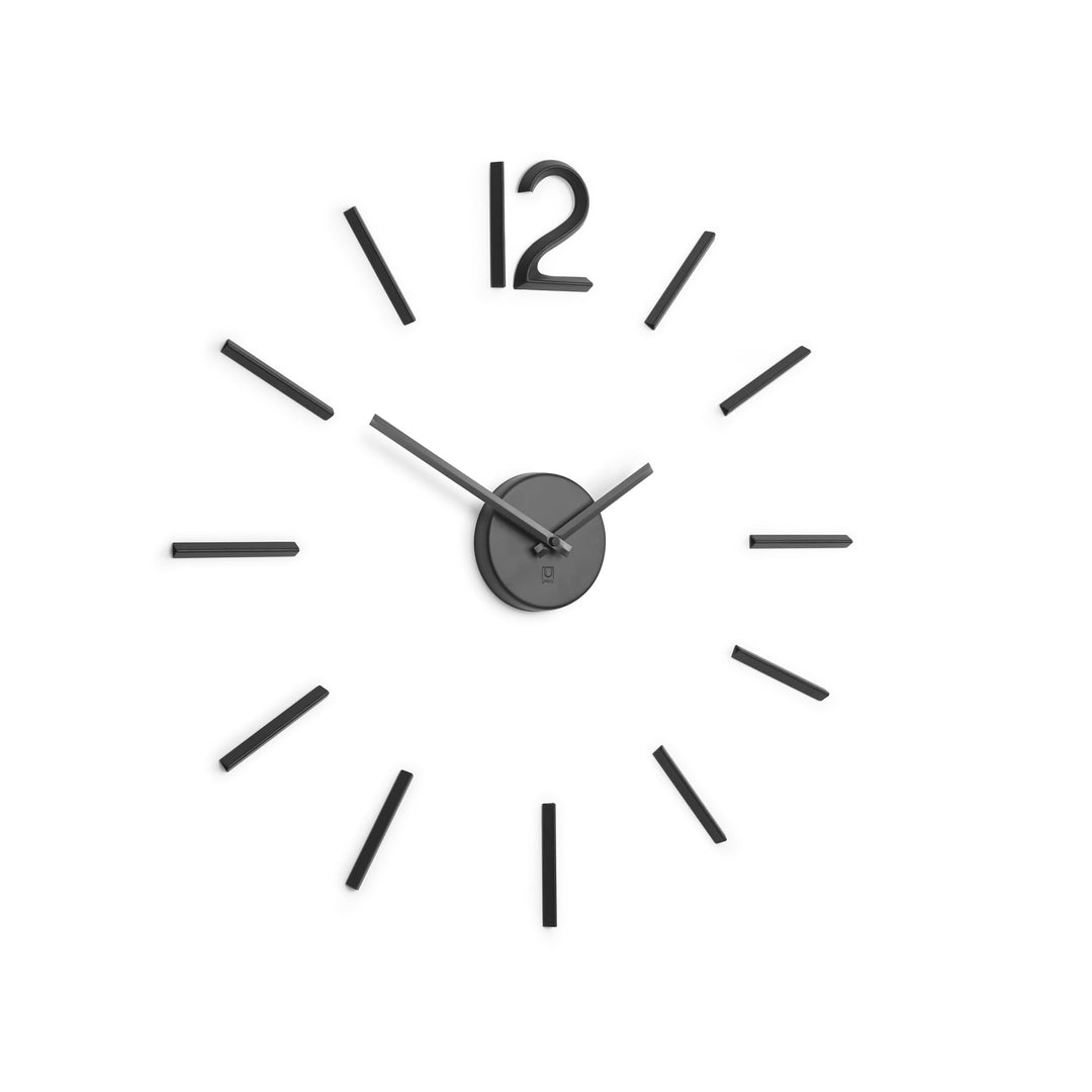 Umbra Blink, Moderne und Minimalistische DIY Quarz Wanduhr ohne Rahmen, Ziffern zum Aufkleben, Wandd