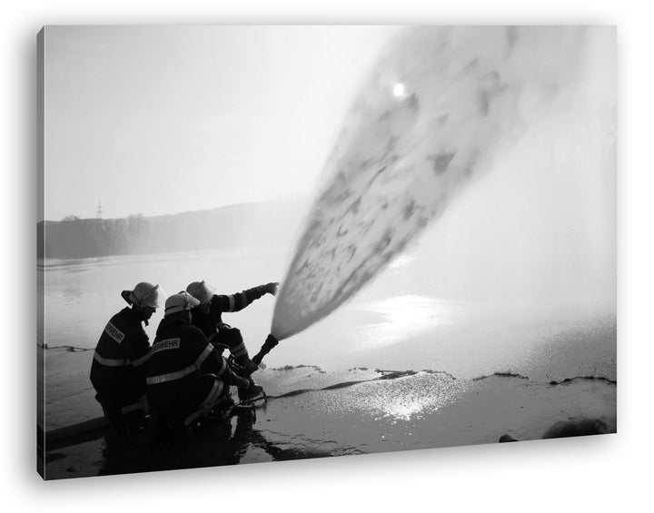 deyoli Löscharbeiten bei Feuer Effekt: Schwarz/Weiss Format: 60x40 als Leinwandbild, Motiv fertig ge