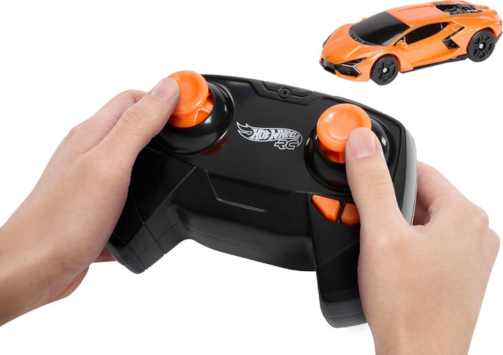 Hot Wheels RC Spielzeugauto, Lamborghini Revuelto mit Fernbedienung im Massstab 1:64, aufladbar mit