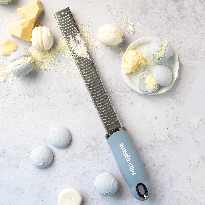 Microplane Zester Küchenreibe in Küstenblau für Zitrusfrüchte, Parmesan, Ingwer, Schokolade & Muskat