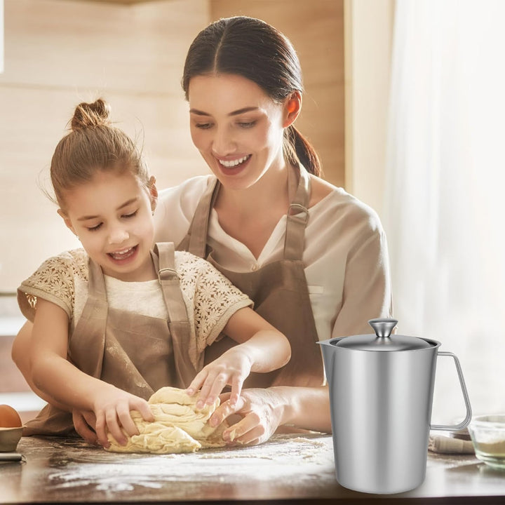 2L Milchkännchen Edelstahl,Handheld Milchschaumkännchen,Milchaufschäumkrug mit Deckel und Markierung