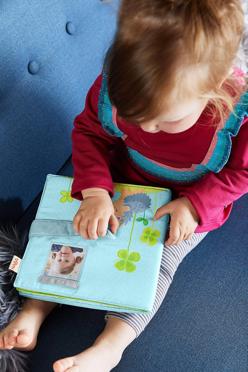 HABA 305258 - Baby-Fotoalbum Glück, Album aus Stoff mit 10 Seiten, Einstecktaschen für 8 Fotos im Fo