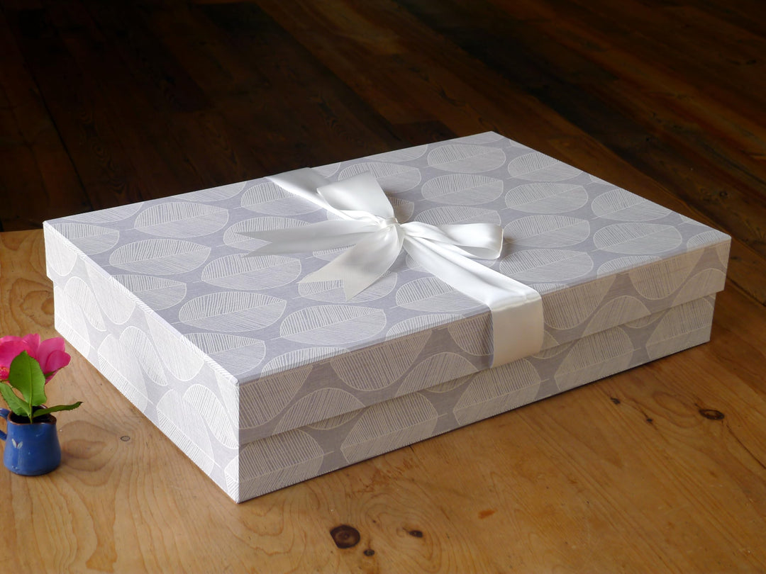 Yours To Keep Klassische Brautkleidbox AUFBEWAHRUNGSKASTEN (Scandi Leaf) 75 x 50 x 15 cm Hochzeitskl