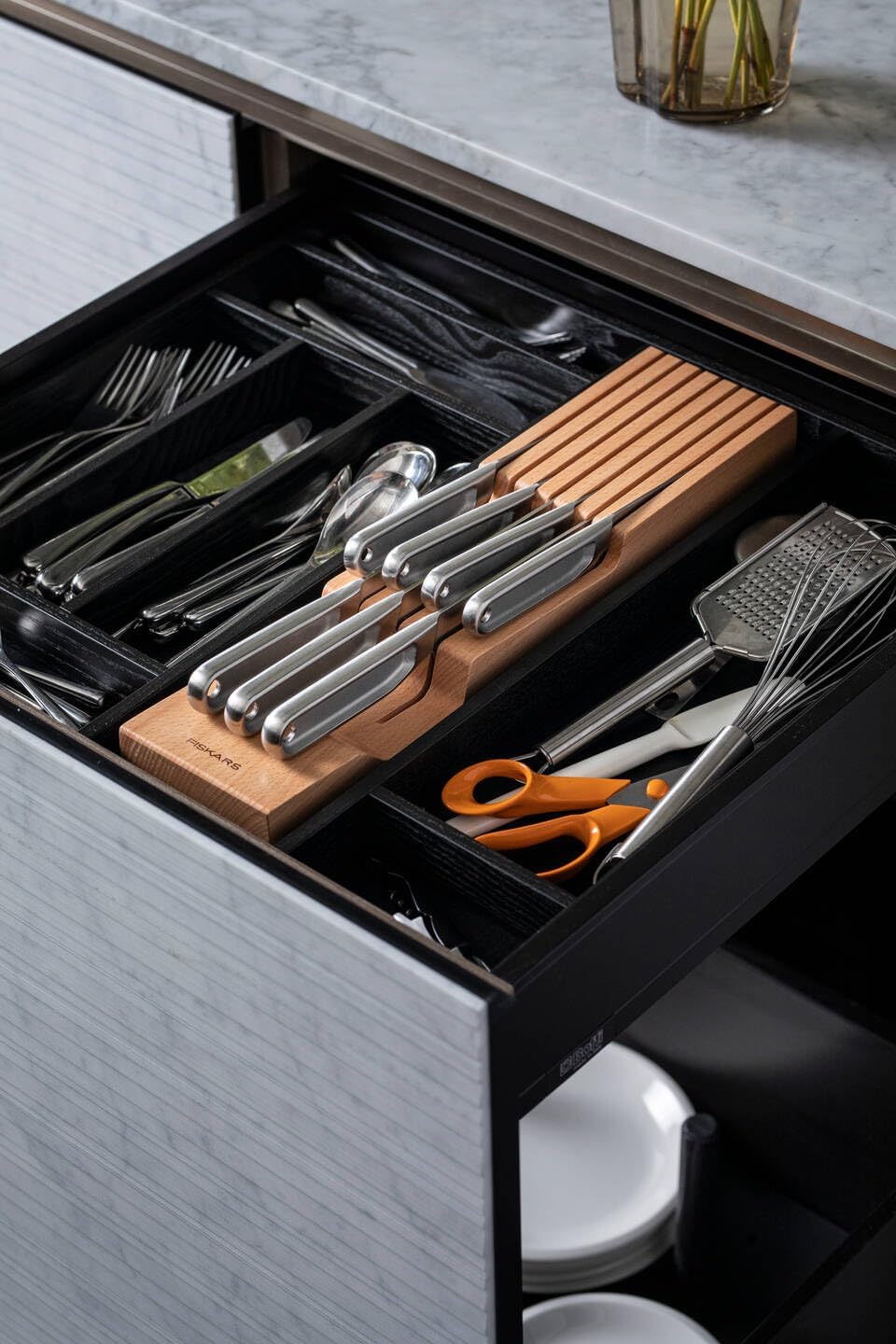 Fiskars Schubladen-Messerblock, Zur Aufbewahrung und zum Schutz von 3 grossen und 4 kleinen Messern,
