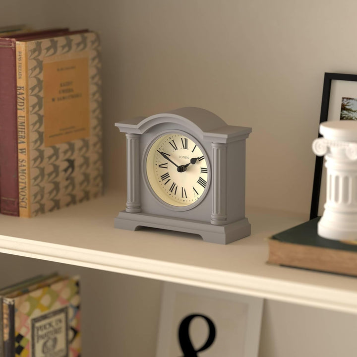 JONES CLOCKS® Kensington Kaminuhr | Klassische Uhr mit gewölbtem Oberteil | Grau | Stilvoll & modern