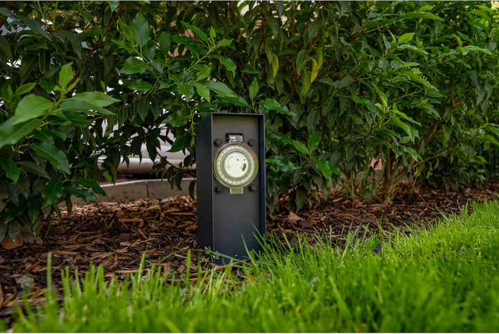 UNITEC Steckdosenverteiler für den Garten, Steckdosensäule mit Zeitschaltuhr, Aussensteckdose, Edels