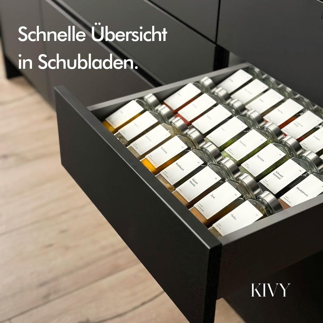 KIVY Gewürzregal mit Gläsern | inkl. 24 Gewürzgläser mit Etiketten - Verstellbare Breite - Gewürz Or