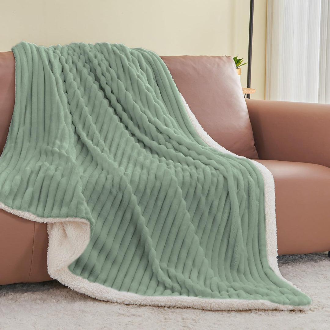 BEDELITE warme Decke Sherpa Kuscheldecke Flauschig Salbeigrün XXL 220x240 | dicke Deko Fleecedecke,