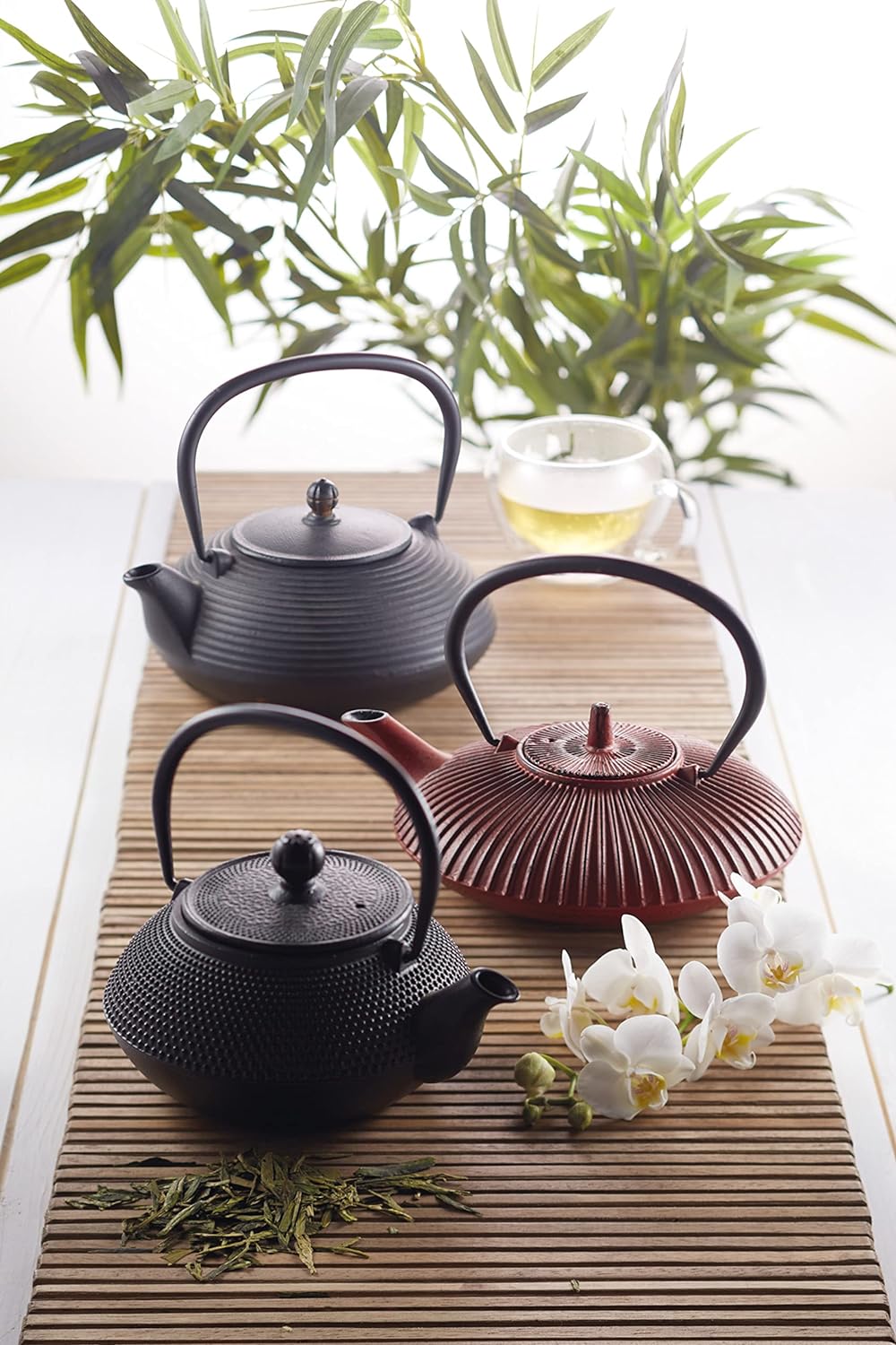 La Cafetière Japanische Teekanne aus Gusseisen, 600 ml, mit Teesiebkorb, Schwarz