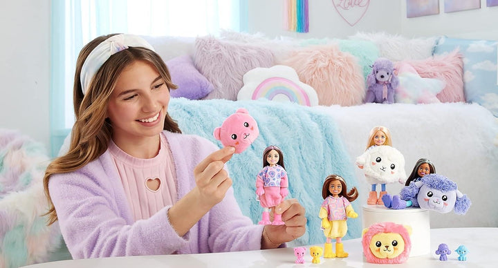 Barbie Cutie Reveal - Chelsea-Puppe mit 6 Überraschungen, Plüschlamm, Moden, Accessoires, Kuscheljac
