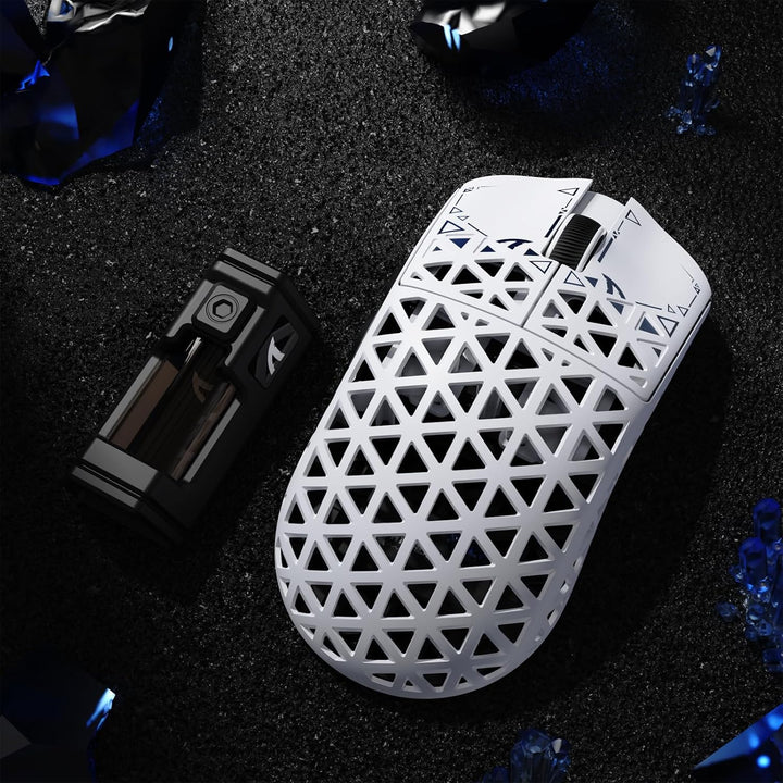 ATTACK SHARK R5 Ultra Carbonfaser HyperSpeed Kabellose Gaming-Maus, 39g ultraleichte Maus, 2,4G/BT/U