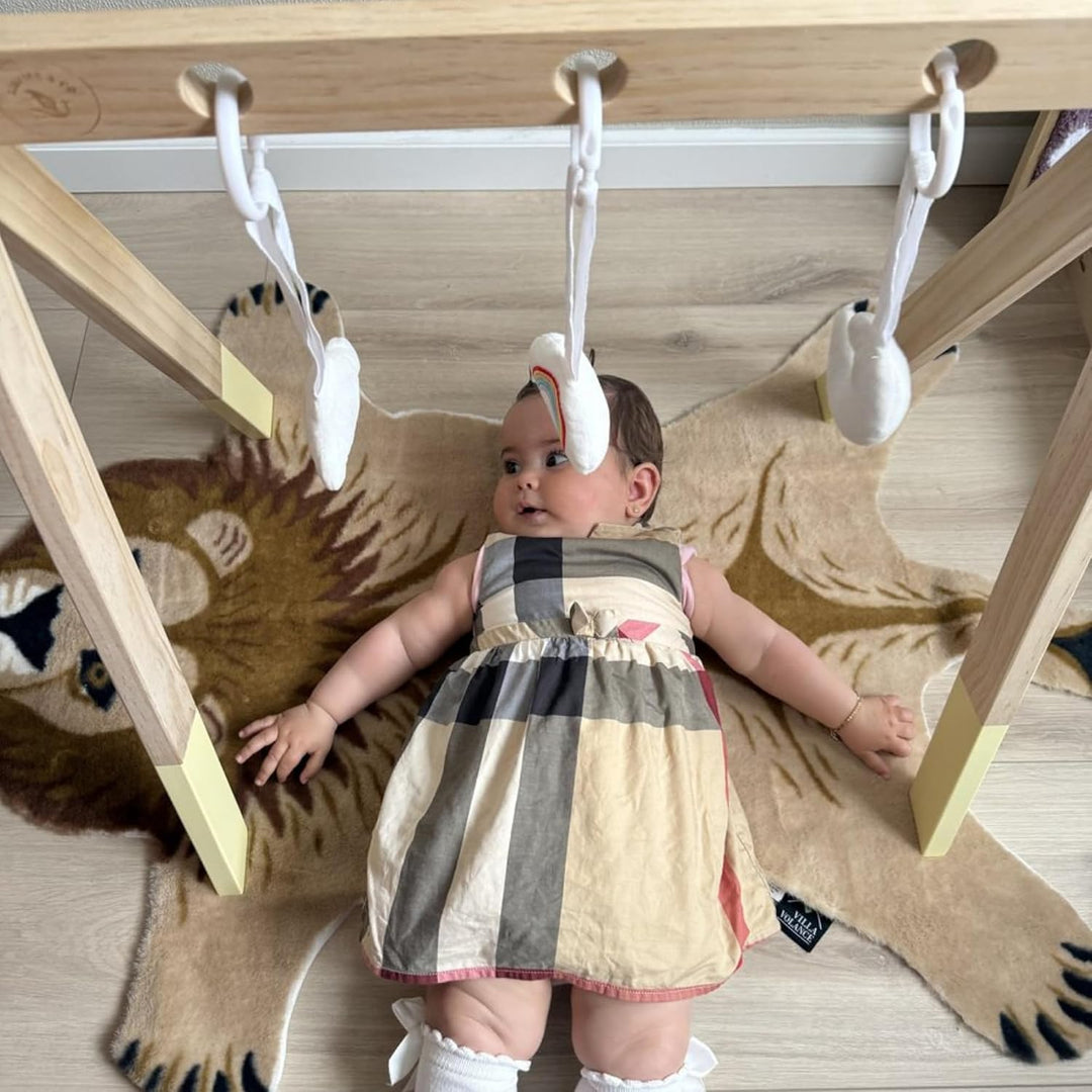 Liefjes &amp; Co Baby Spielbogen aus Holz – Spieltrapez mit Hängespielzeug: Regenbogen, Mond &amp; Wolke – B