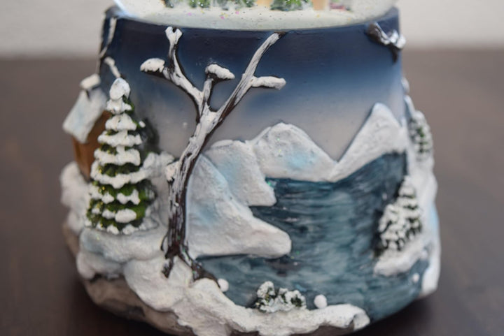 Dekohelden24 XXL Schneekugel mit Rotierung, Schneewirbel und Sound, Masse H/B/Ø Kugel: ca. 19,5 x 13