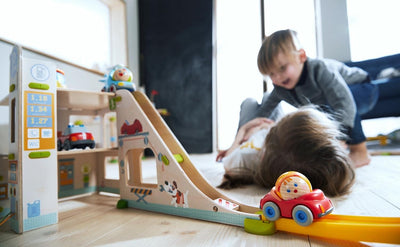 HABA 303828 - Kullerbü Spielbahn Parkhaus | Holzkugelbahn und Motorikspielzeug von 2-8 Jahren | Mit