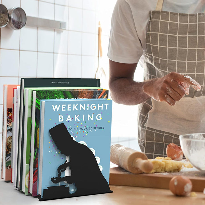 Artori Design “Kochen nach Vorschrift” | Buchstütze für Kochbücher | Zwei Köche | Buchhalter für die