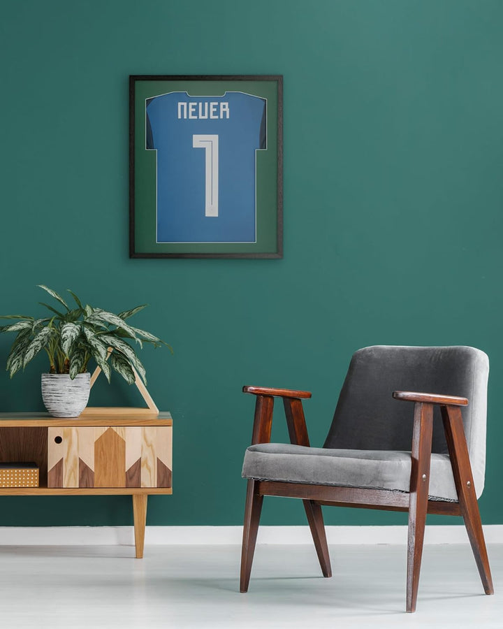 ARTIS - Bilderrahmen für Trikot - Trikotrahmen Fussball aus Holz - Objektrahmen 52,5x62,5x3 cm - Han