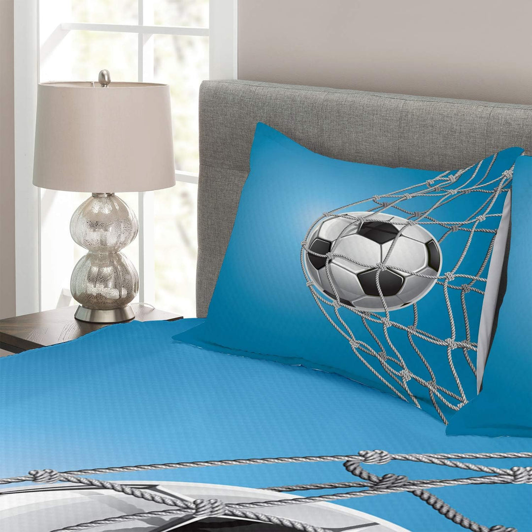 ABAKUHAUS Fussball Tagesdecke Set, Goal Ball im Netz, Set mit Kissenbezügen Maschienenwaschbar, für