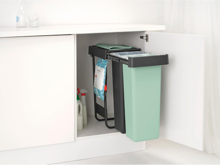 Brabantia Sort &amp; Go Ausziehmülleimer | 2 x 30 l Einbaumülleimer für die Unterschranktür | Integriert