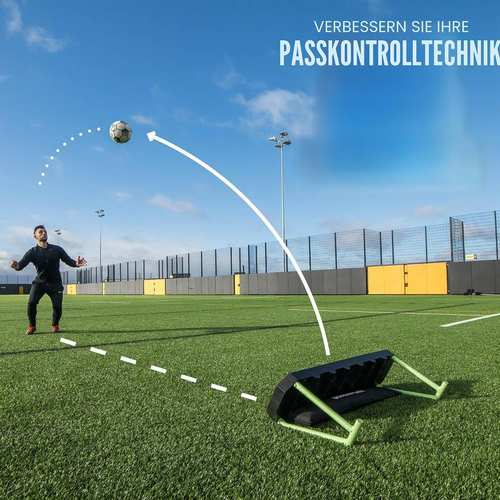 QUICKPLAY Replay Station Fussball-Rückprallbrett – Tragbarer Dual-Oberflächen-Fussball-Rebounder mit