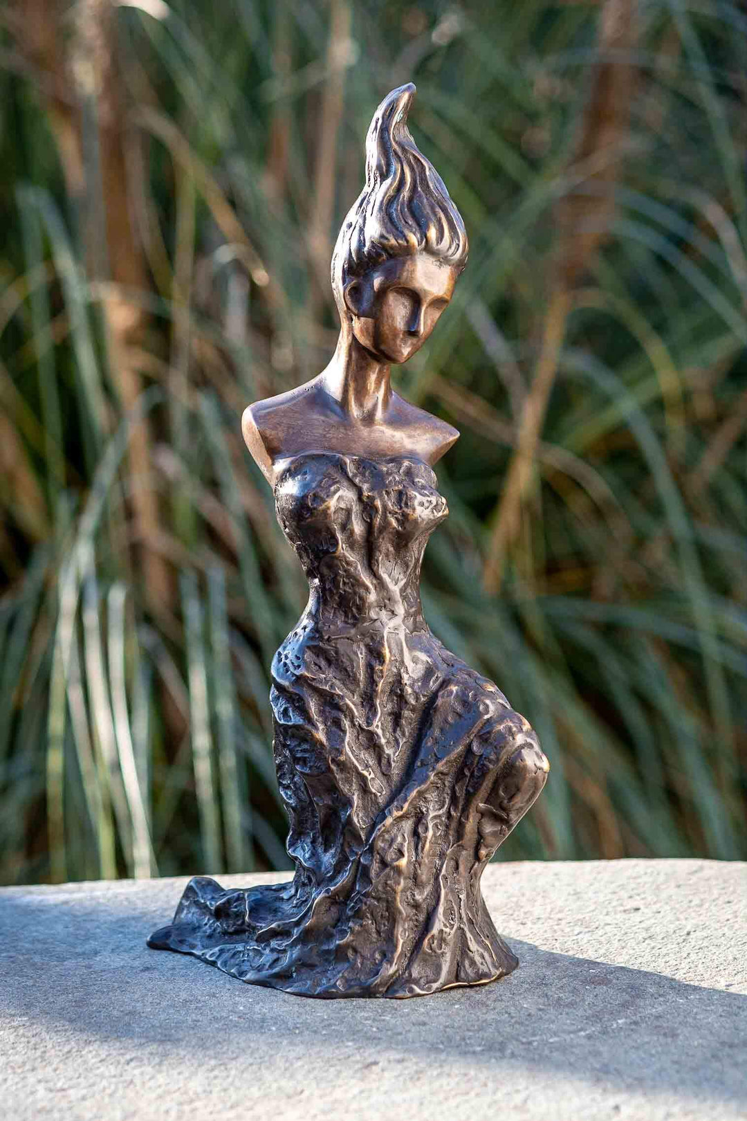 IDYL Bronze-Skulptur Moderne Frau | 40x18x15 cm | Bronze-Figur handgefertigt | Gartenskulptur - Wohn