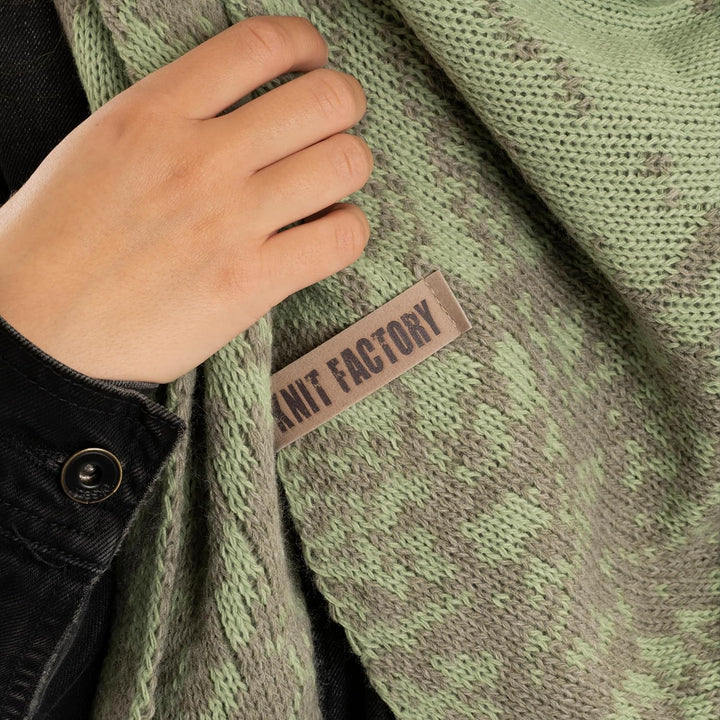 KNIT FACTORY - Dreiecksschal Lea - Damen Strickschal mit Wolle - Umschlagtuch für den Herbst und Win
