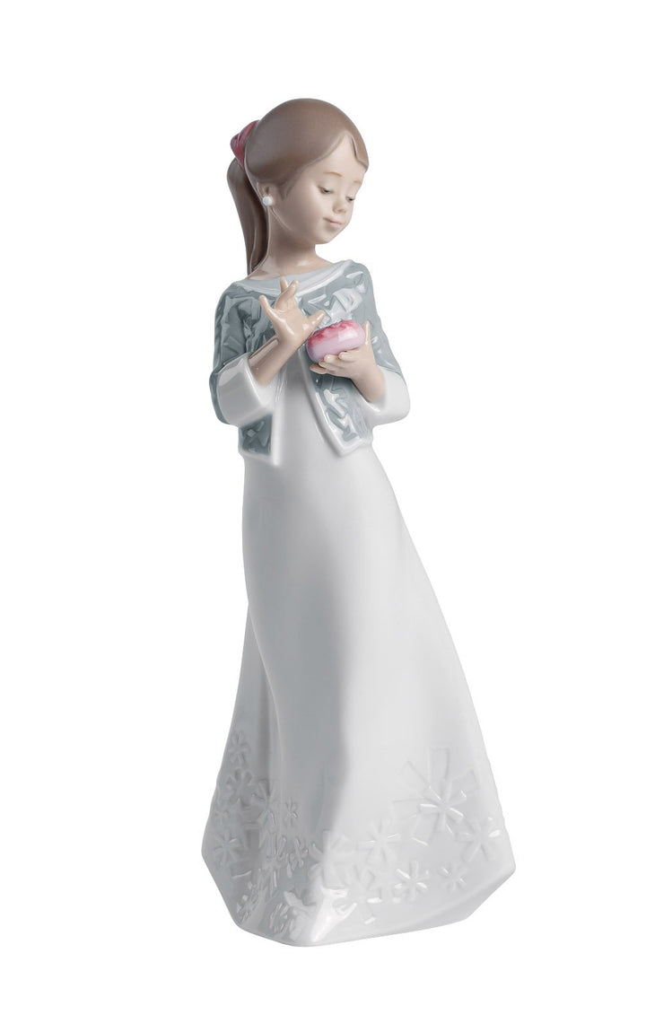 NAO 02001588 Dekofigur/Porzellanfigur A Gift from The Heart, Mädchen mit Geschenk