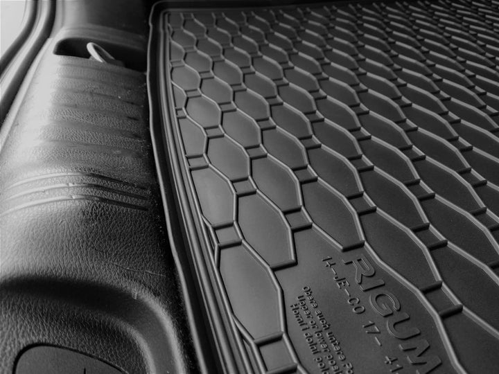 Passgenaue Kofferraumwanne und Gummifussmatten geeignet für Jeep Compass ab 2017 + Gurtschoner