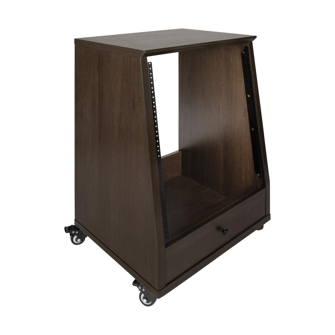 Gator Frameworks Elite Furniture Serie 12U abgewinkeltes Studiorack mit feststellbaren Rollen, braun