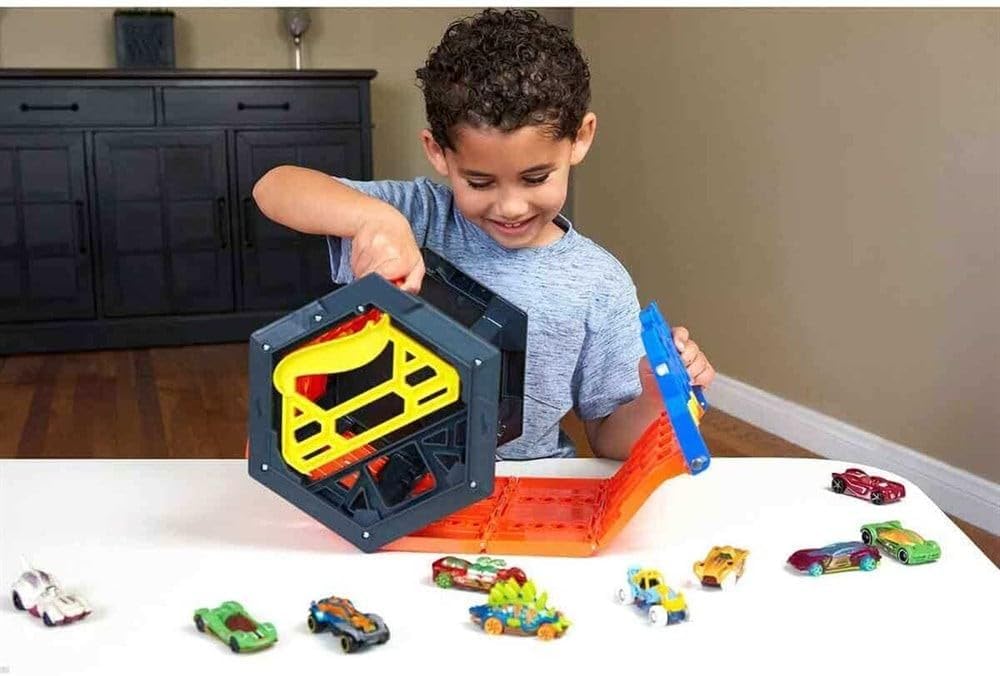 Hot Wheels GYX11 - Rollout Raceway Trackset, lässt sich zu einer fünfspurigen Rennstrecke ausrollen,