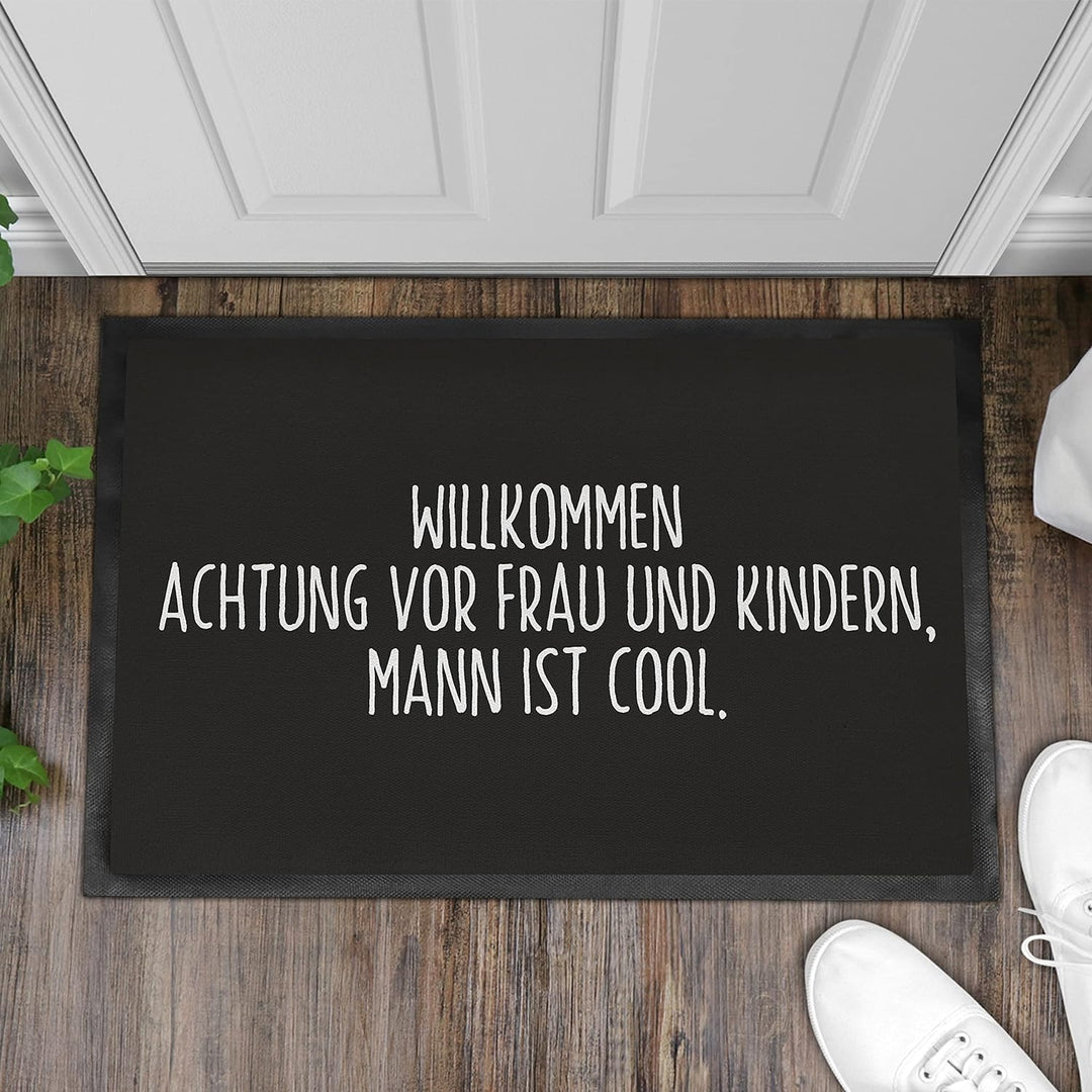 Trendation - Willkommen Fussmatte Lustig mit Spruch Geschenk Achtung Vor Frau Und Kindern Mann Ist C