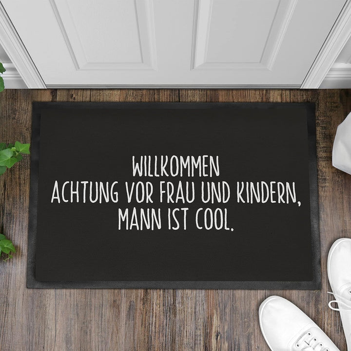 Trendation - Willkommen Fussmatte Lustig mit Spruch Geschenk Achtung Vor Frau Und Kindern Mann Ist C