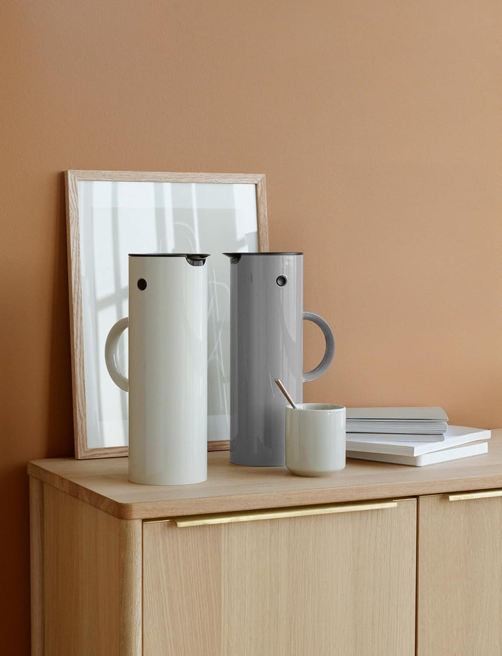 Stelton Isolierkanne EM77 - Doppelwandige Isolierkanne für heisse/kalte Getränke - Tee- & Kaffeekann