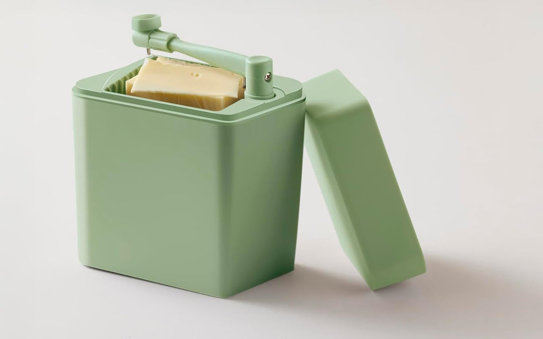 Rosti Classic Käsebox mit Deckel und integriertem Käseschneider, Käseaufbewahrungs Box für Kühlschra