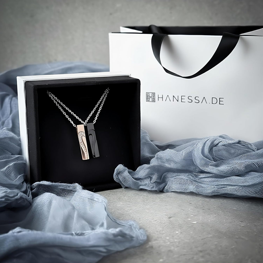 Hanessa 2 Stück Personalisierte Kette mit Gravur Edelstahl 50 cm mit Herz-hälften Anhänger in schwar
