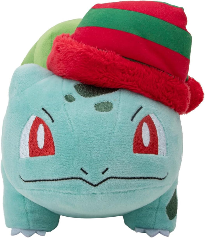 Pokémon PKW3377-20 cm Winter Plüsch - Bisasam mit Mütze, offizielles Plüsch, Bisasam