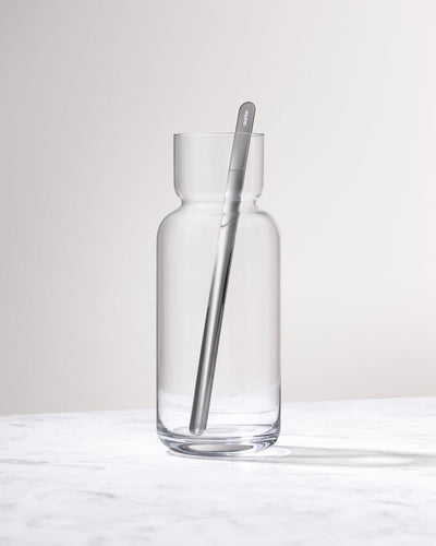 AARKE Nesting Carafe, Kristallglaskaraffe (1,1 Liter) + Edelstahl-Barlöffel, Karaffe