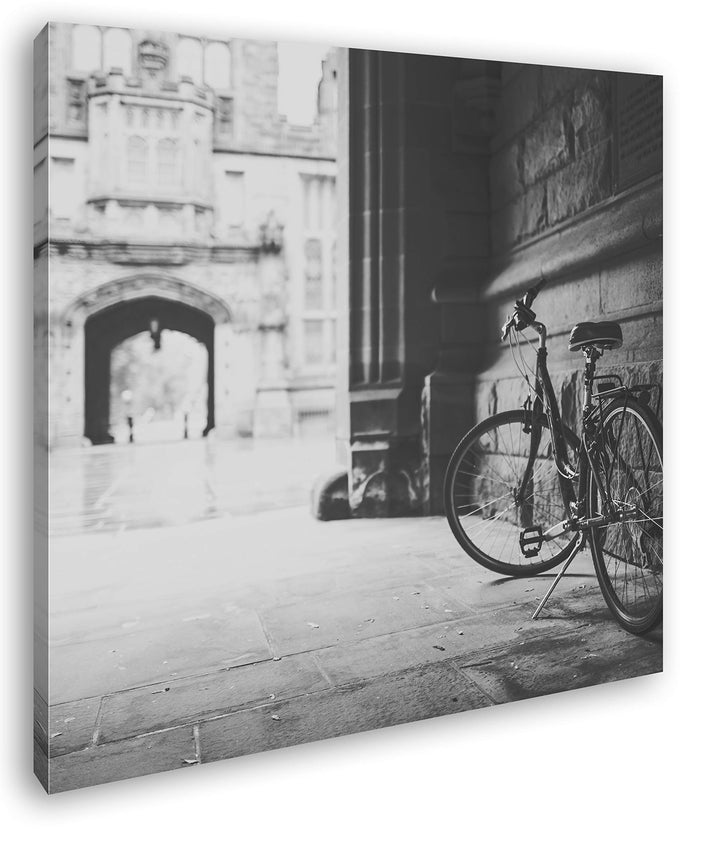 deyoli Fahrrad in einem Alten Stadtviertel im Format: 70x70 Effekt: Schwarz&Weiss als Leinwandbild,
