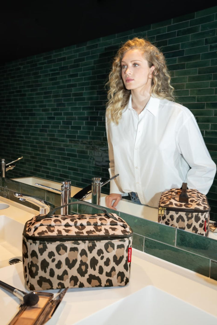 reisenthel coolerbag M Pocket Leo Macchiato – Kühltasche mit Obermaterial aus recycelten PET-Flasche