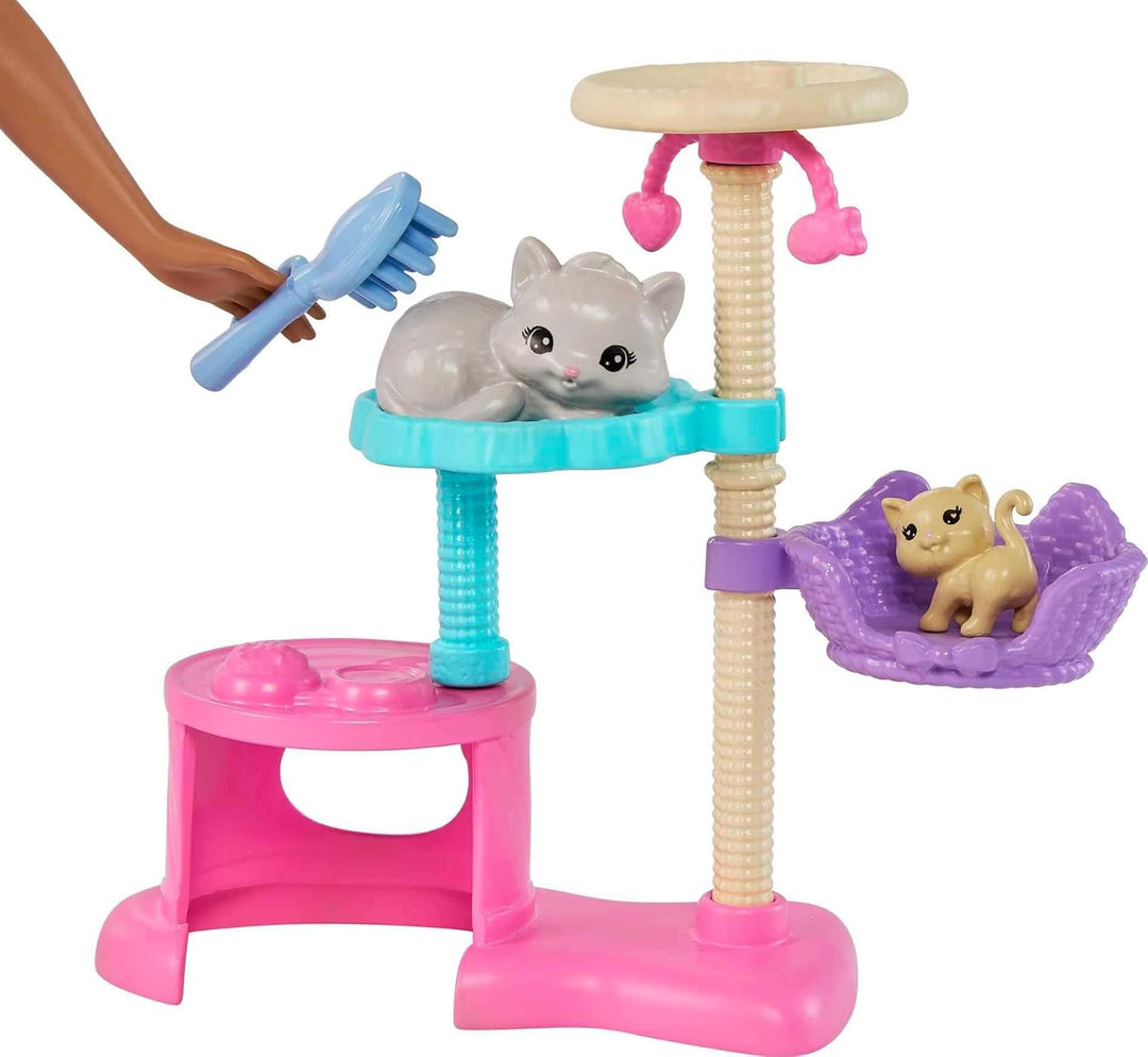 Barbie HHB70 - Kätzchen Kratzbaum-Spielset mit Puppe (brünette Haare) und 5 Katzen, inklusive Pflege