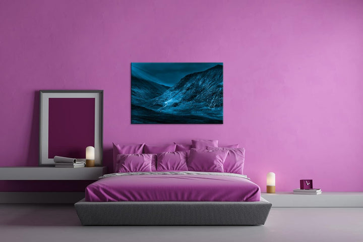 Leuchtende Landschaft in den Highlands Format 100x70 Effekt: Monocrome Blau als Leinwandbild, Motiv