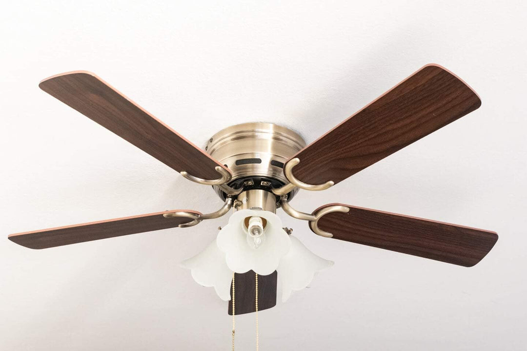 Pepeo - Kisa Deckenventilator mit Beleuchtung | Ventilator mit Zugschalter in Messing mit Wendeflüge