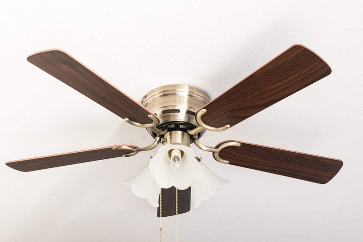Pepeo - Kisa Deckenventilator mit Beleuchtung | Ventilator mit Zugschalter in Messing mit Wendeflüge