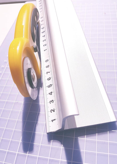 Profi-Sicherheitslineal, 55cm - Schneidelineal mit Griff, Alu Lineal mit Stahlkante, Sicherheitsline