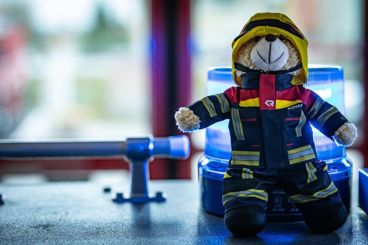 Simba 108101001 - Feuerwehr Plüschbär Rosenbauer, kuschelweich, 30cm, im Feuerwehranzug, für Kinder