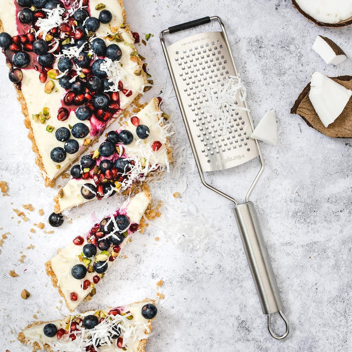 Microplane Küchenreibe Grob für Käse, Karotte, Ingwer, Kokosnuss und Meerrettich mit rasiermessersch