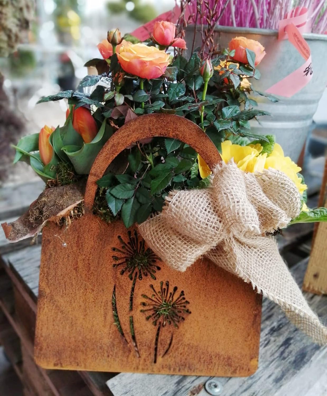 STEINFIGURENWELT GIEBEN Edelrost Handtasche mit 2 Blumen 27x32cm Tasche zum Bepflanzen Rost Pflanzta