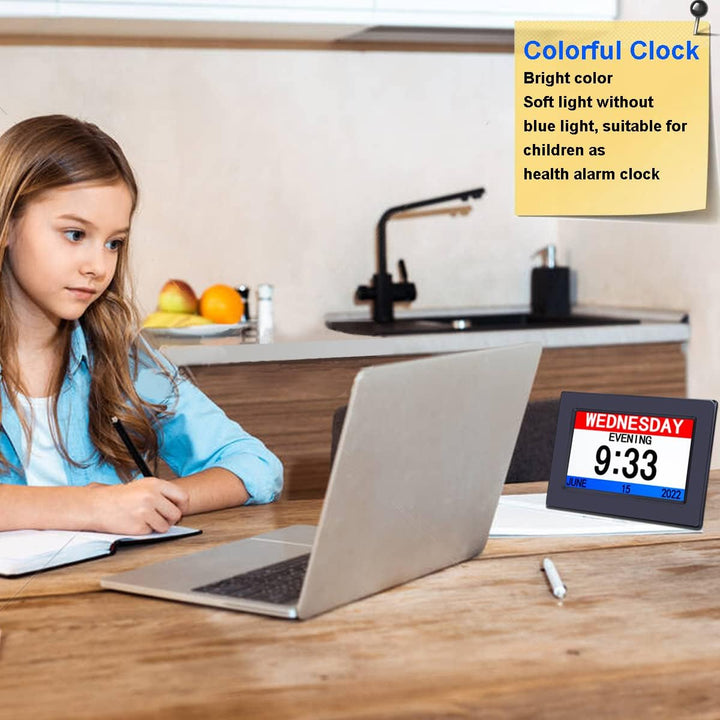 AINFTIME Uhr mit Tag und Datum für ältere Menschen, 3 Farben, extra grosses Display, digitaler Kalen