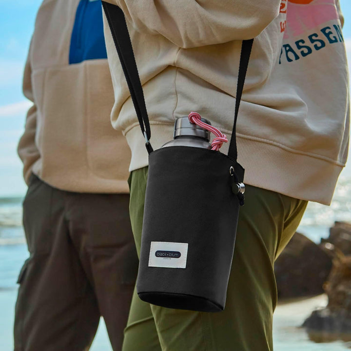 BLACK + BLUM Isolierte Flaschen-Tasche, Schwarz, Nachhaltige Lunchbag aus recyceltem PET, Perfekt fü