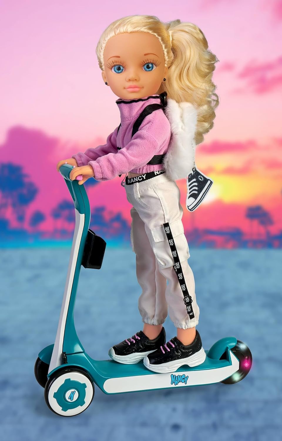 NANCY - Ein Tag Roller, Puppe mit Rollern, hat Lichter auf Räder, sehr kühle Kleidung und Accessoire