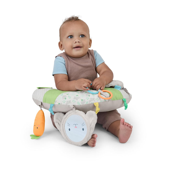 Ingenuity Cosy Prop Sylvi Bauchlage-Kissen, Multisensorisch, 4 abnehmbare Spielzeuge, 0+M - Plüschha